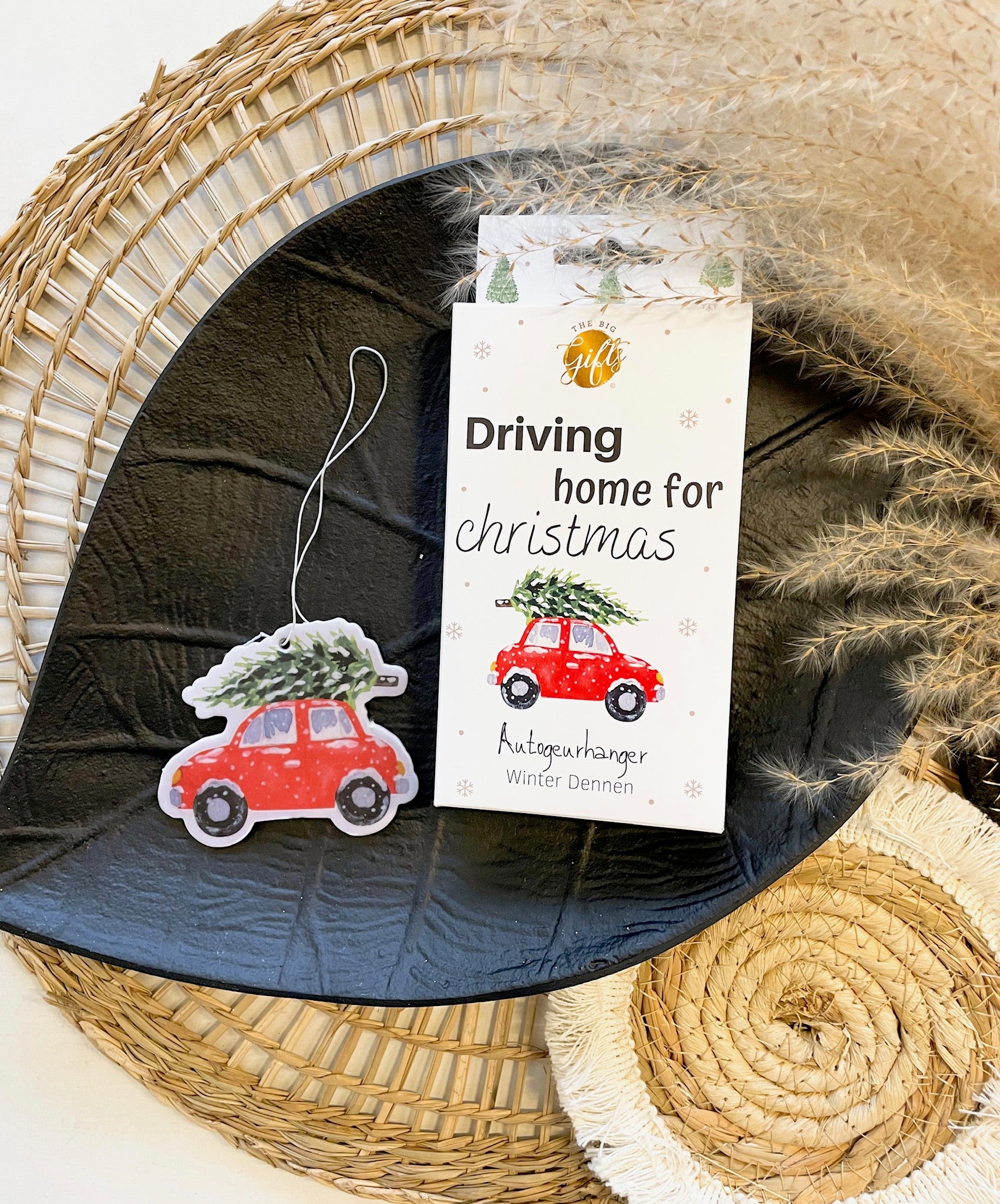 geurhanger in de vorm van een auto met een kerstboom erop en doosje met de tekst driving home for christmas