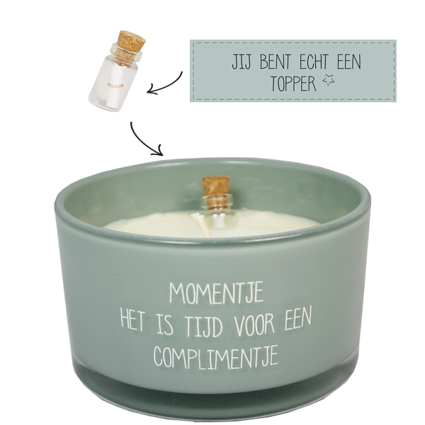groene sojawaskaars in glas met de tekst momentje, het is tijd voor een complimentje