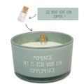 groene sojawaskaars in glas met de tekst momentje, het is tijd voor een complimentje