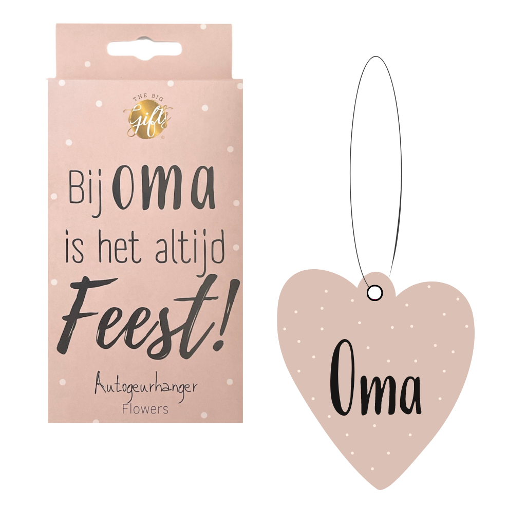 geurhanger in de vorm van een hartje met de tekst oma erop en een doosje met de tekst bij oma is het altijd feest