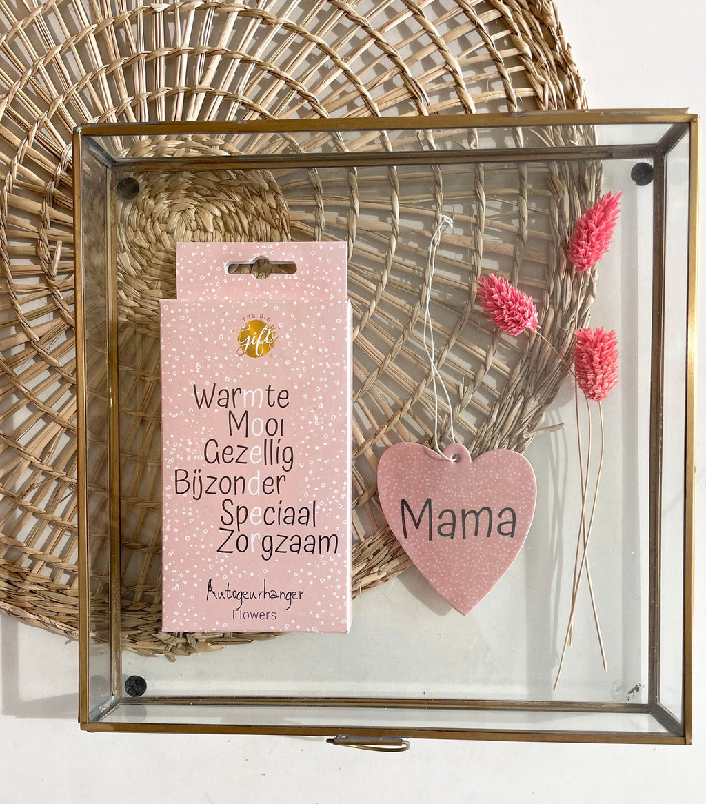 geurhanger met de tekst mama erop en een doosje met de tekst moeder