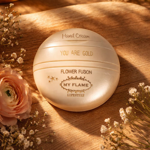 Doosje met goudkleur waarin een goudkleurig ronde handcreme verpakt zit met de tekst you are gold