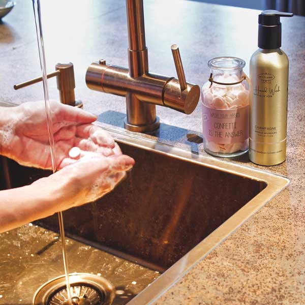 glazen fles met confetti handzeep 