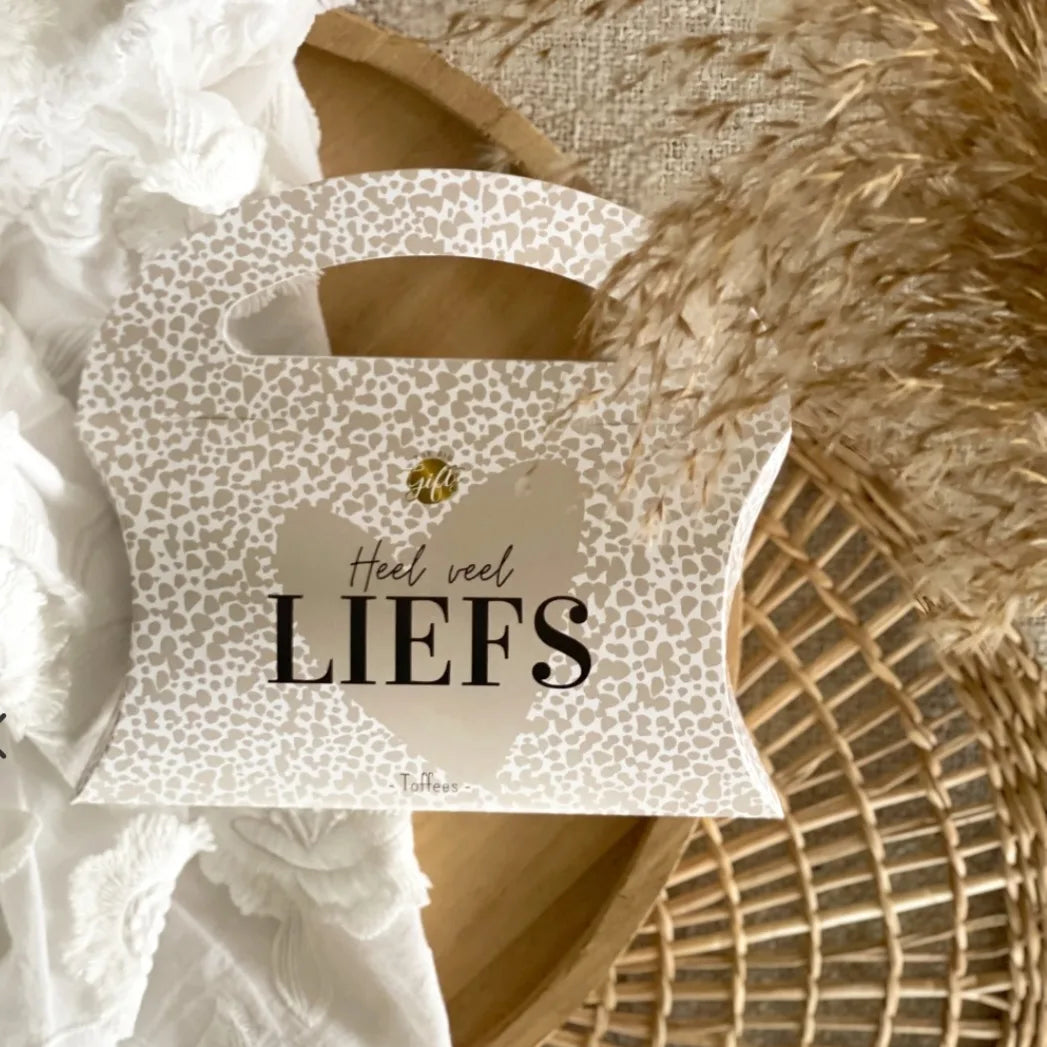 een klein tasje met de tekst heel veel liefs en gevuld met snoepjes