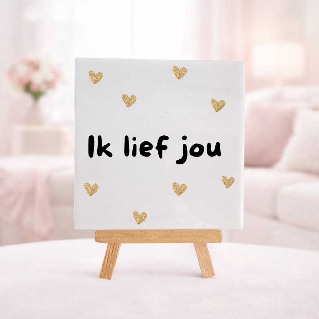 witte tegel met gouden hartjes en de tekst ik lief jou