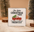 wit houten blok met een rode auto en kerstboom afgebeeld en de tekst for sale Christmas trees
