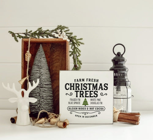 wit houten blok met een groene kerstboom afgebeeld en de tekst Farm Fresh Christmas trees