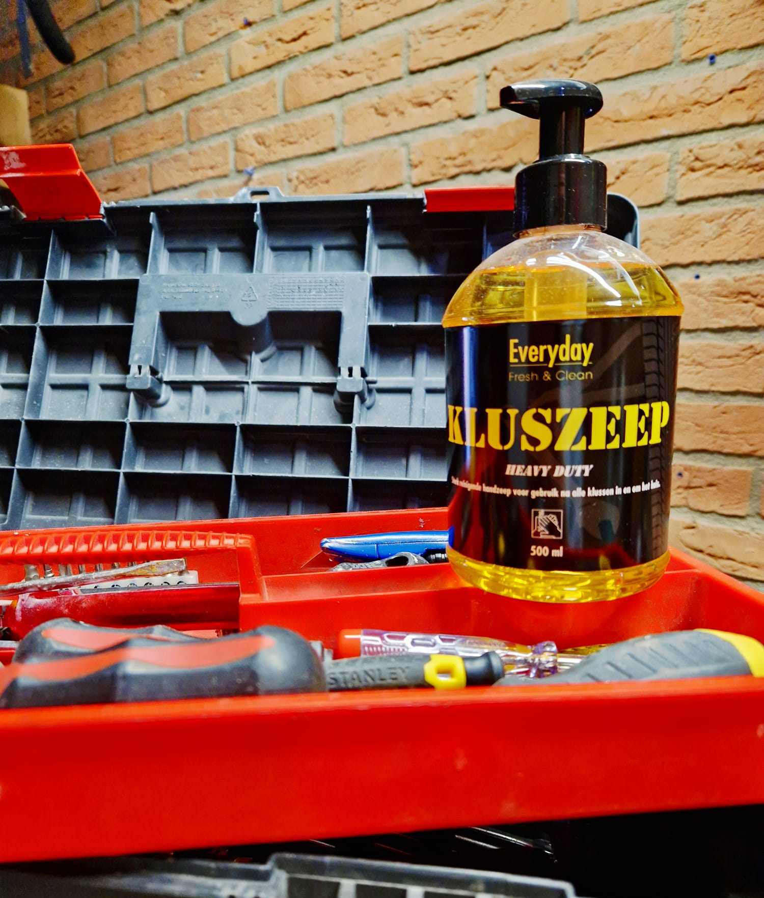 plastic pompfles met zeep en de tekst kluszeep