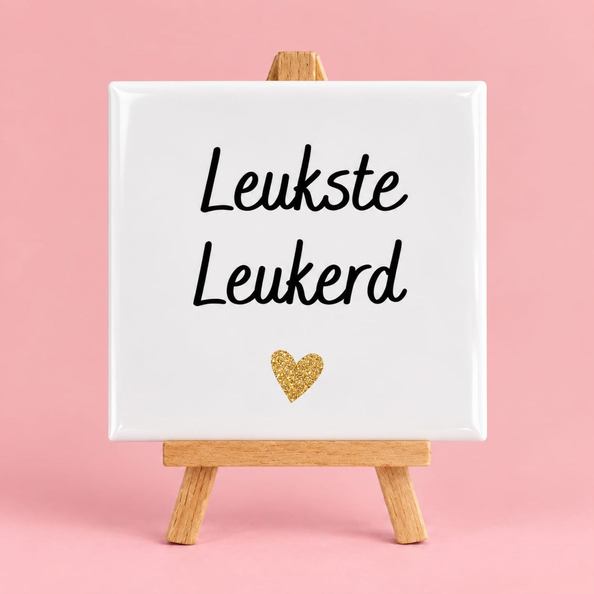 Witte keramieken tegel met de tekst leukste leukerd