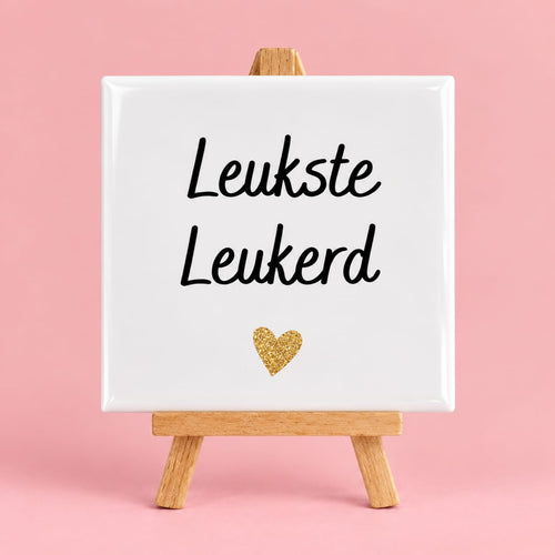 Witte keramieken tegel met de tekst leukste leukerd