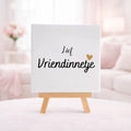 wit tegeltje met de tekst lief vriendinnetje op houten standaard