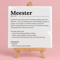 Witte keramieken tegel met de tekst Meester