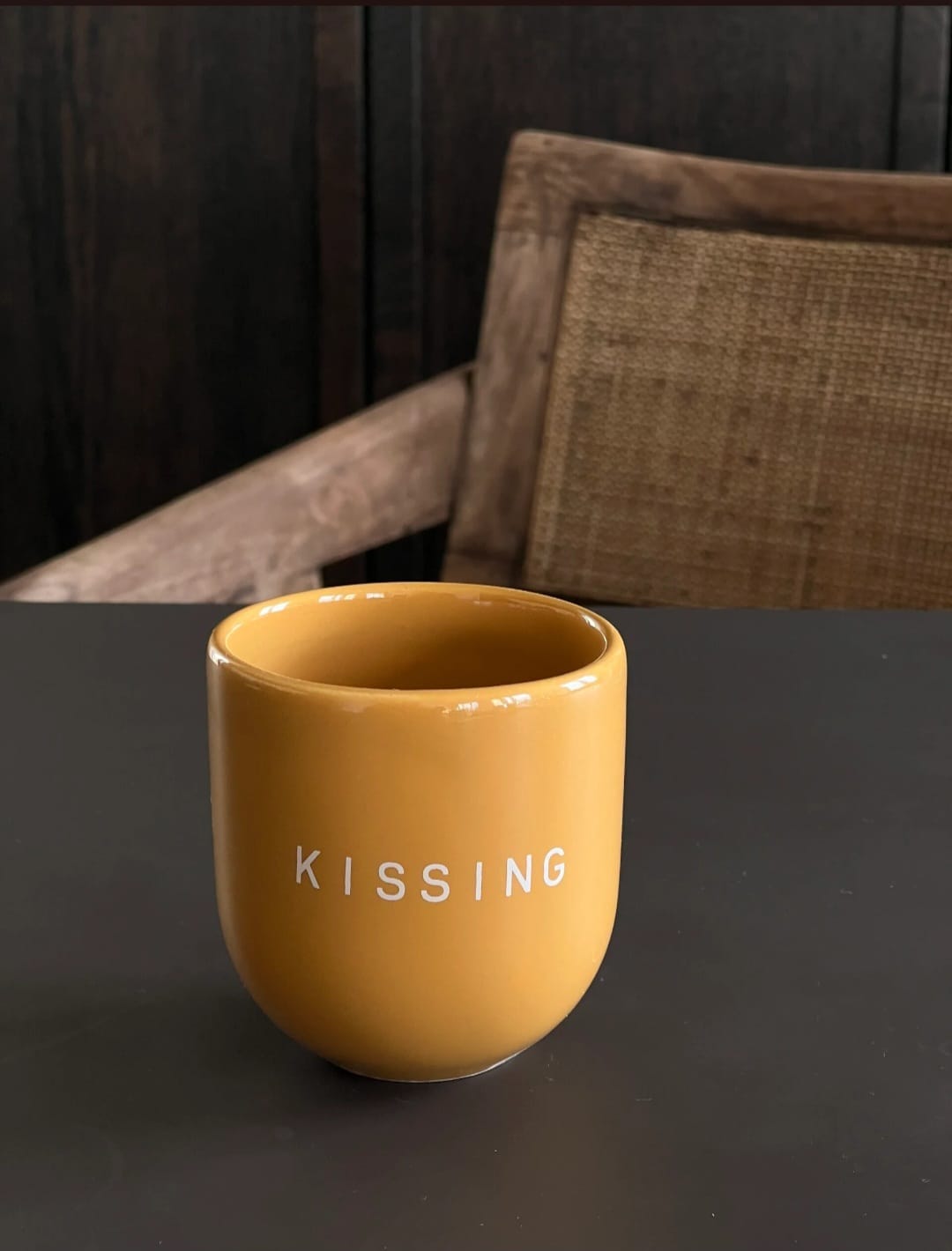 gele mok met de witte tekst kissing