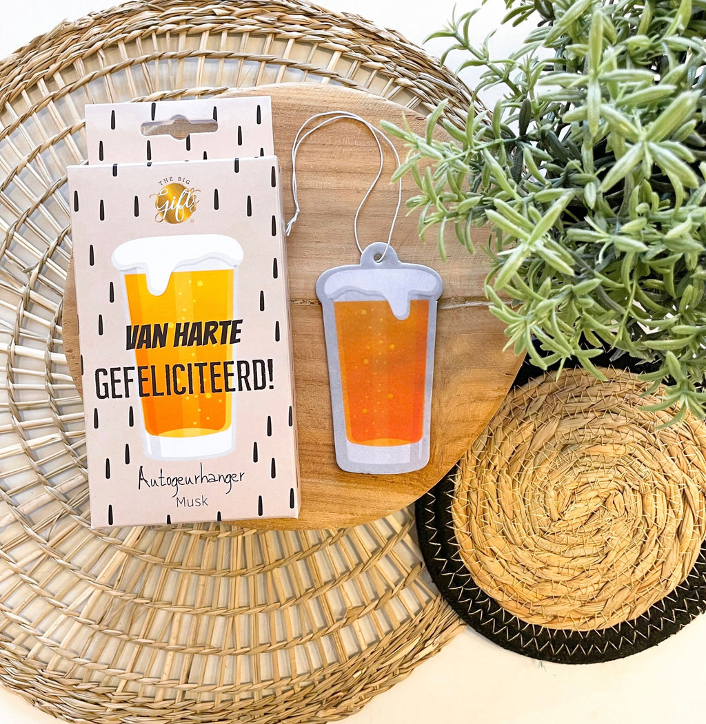 geurhanger in de vorm van een biertje en een doosje met de tekst van harte gefeliciteerd en de foto van een biertje