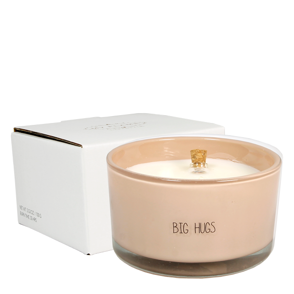Glazen pot gevuld met sojawas en een flessenpost. Op de glazen pot staat big hugs