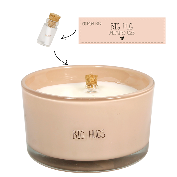 Glazen pot gevuld met sojawas en een flessenpost. Op de glazen pot staat big hugs
