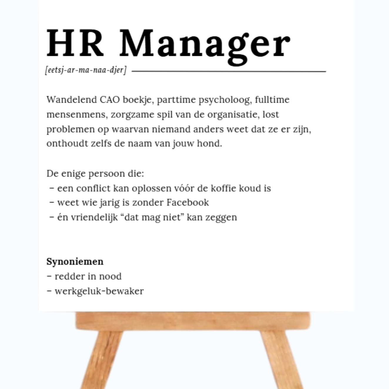 Witte keramiek tegel met woordenboek tekst over de functie hr manager