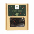 bruin doosje gevuld met losse thee en de tekst kerst thee