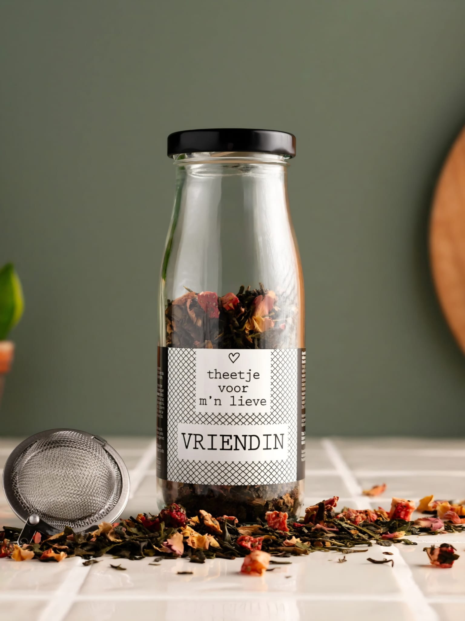 glazen flesje met groene thee en de tekst theetje voor mijn lieve vriendin