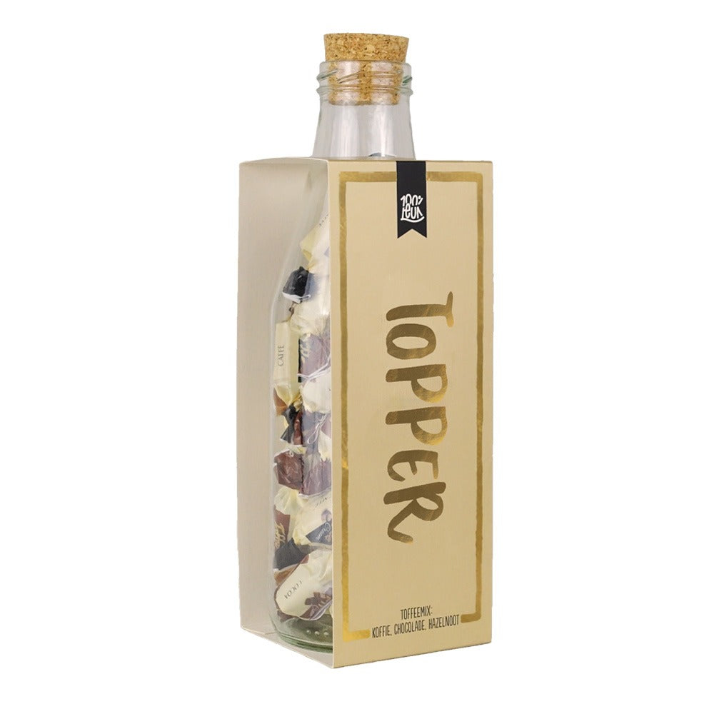 Glazen fles met toffees en een gouden wikkel waarop de tekst topper staat