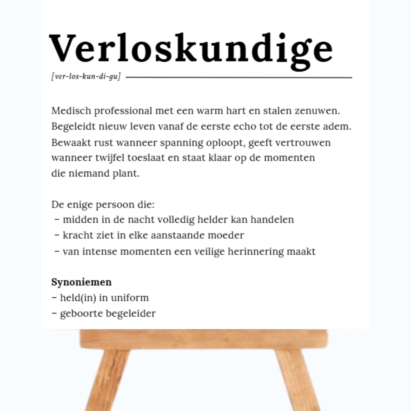 Witte tegel met de tekst 'verloskundige' waarbij tekst uitgeschreven wordt als woordenboek tekst