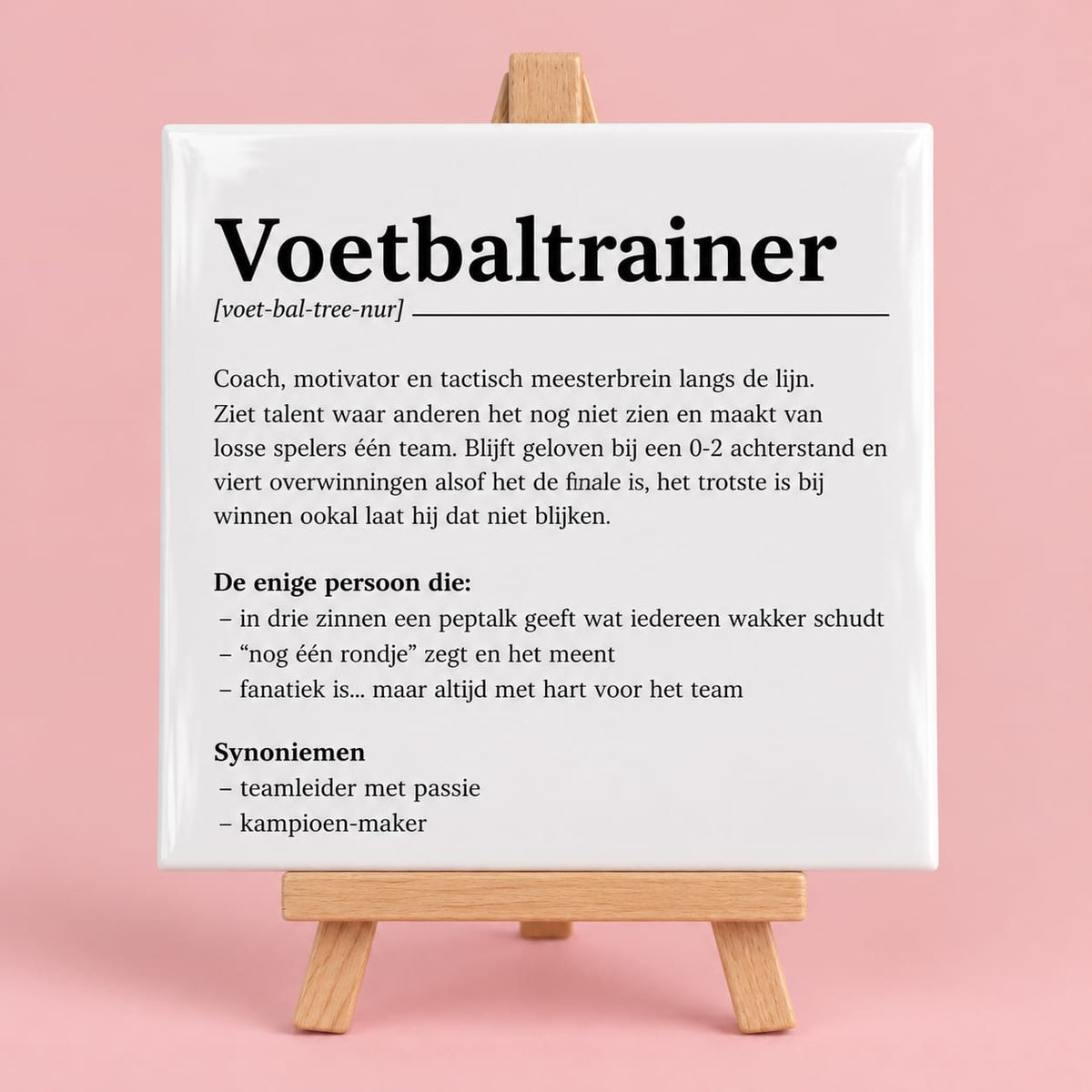 Witte keramieken tegel met de tekst Voetbaltrainer