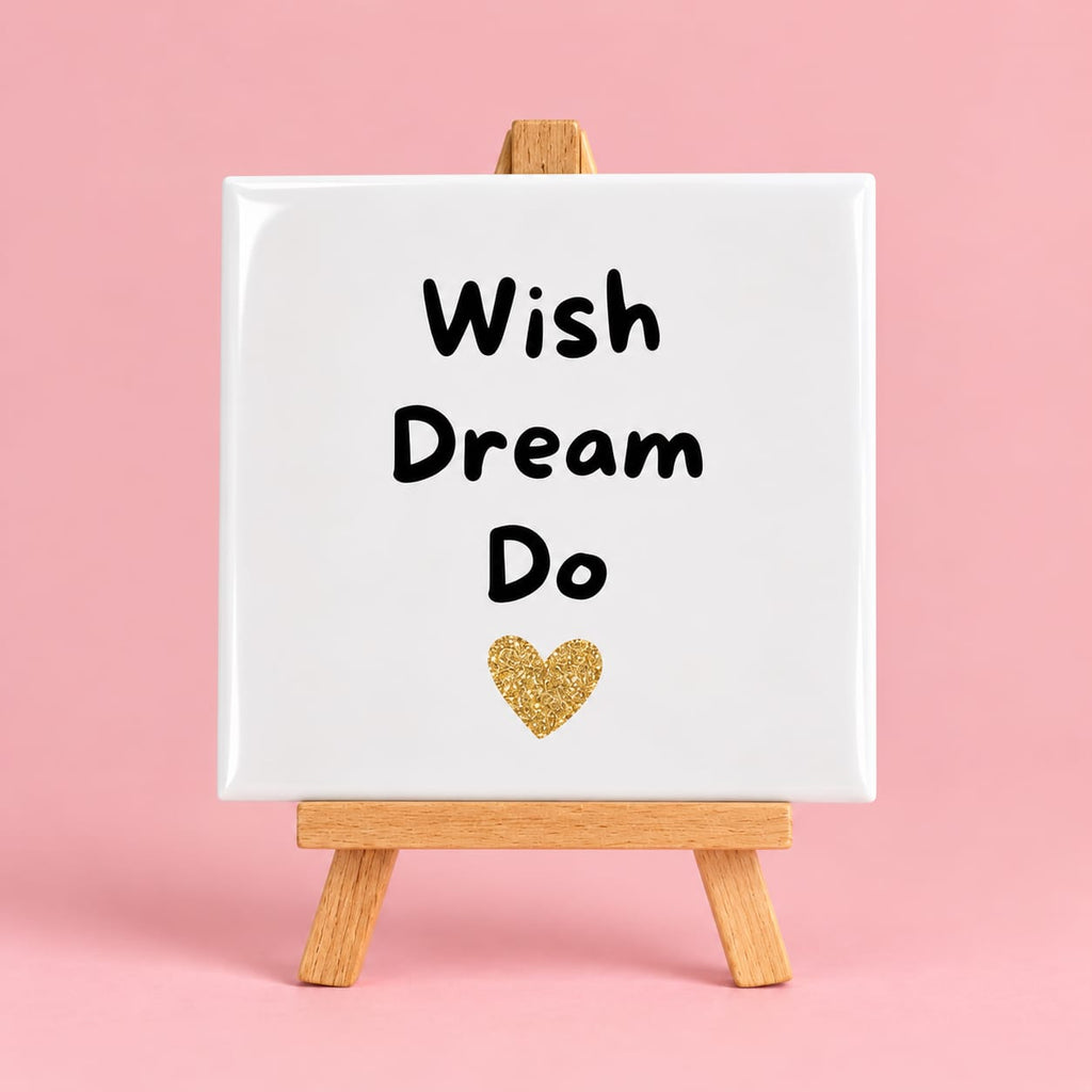 Witte keramieken tegel met de tekst wish dream do