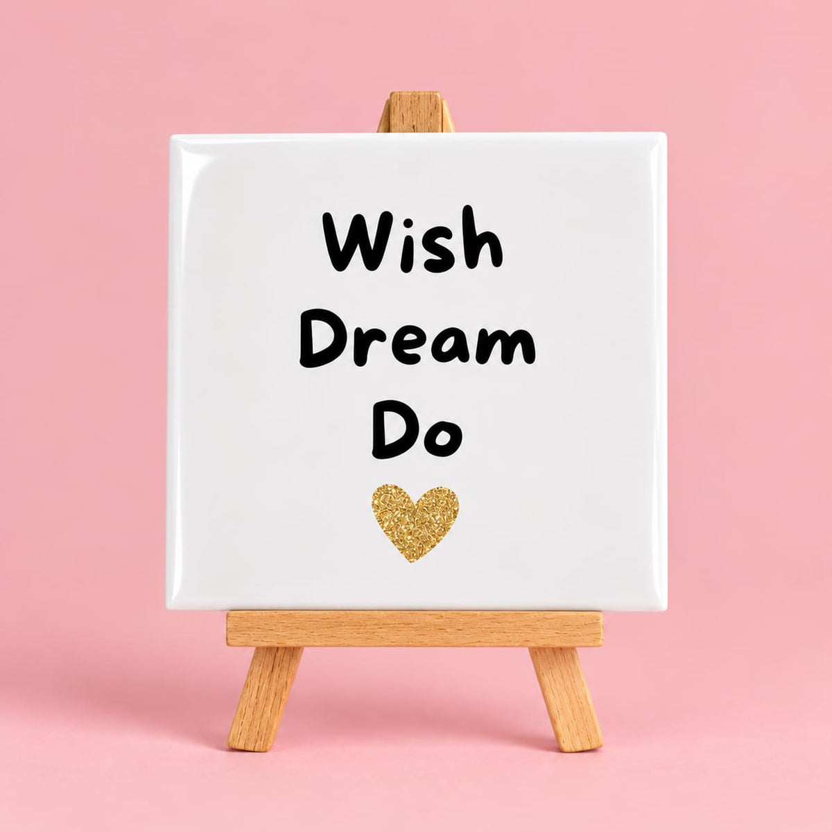 Witte keramieken tegel met de tekst wish dream do