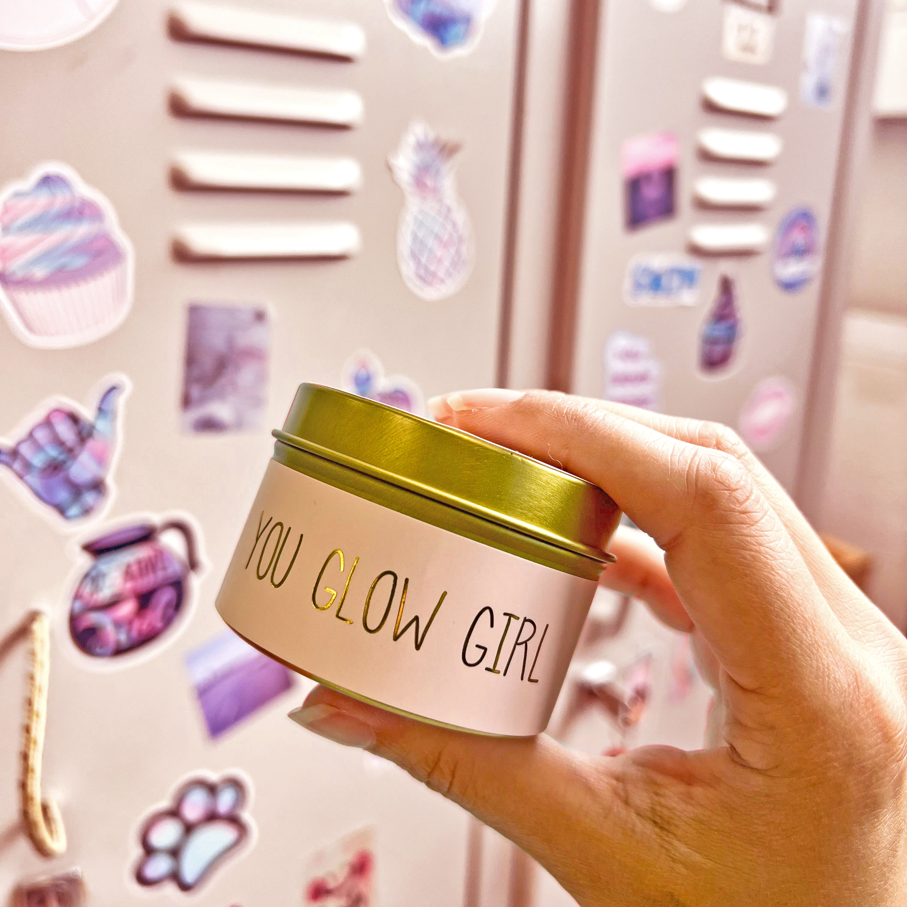 goud blikje gevuld met sojawaskaars en de tekst een blikje you glow girl
