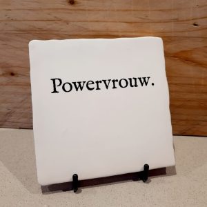 wit tegeltje met de tekst powervrouw 10 x 10 cm