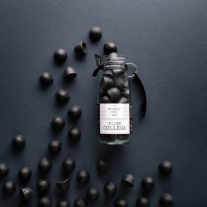 Een droppie voor een fijne collega is een glazen fles gevuld met drop