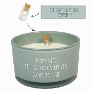 Sojawaskaars met flessenpost met de tekst: momentje, het is tijd voor een complimentje