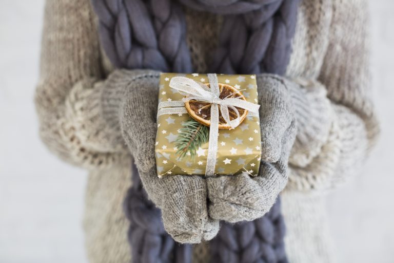 Vrouw houdt luxe kerstcadeau vast